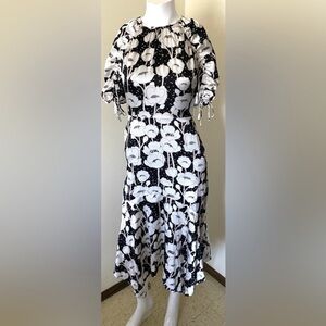 Ted Baker Black and White Flutter Sleeve
Sundress gorgeous dress. Size 1 Ted B.